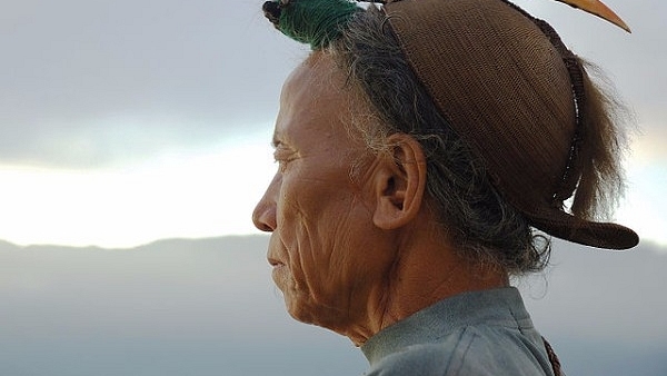 A Nishi tribesman wearing the traditional head-dress having a hornbill beak. (Vinod Panicker/Wikimedia Commons)