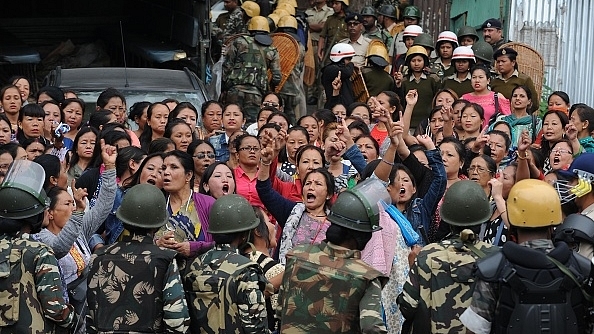 Indian police personnel stop Gorkha Janmukti Morcha (GJM) supporters. (DIPTENDU DUTTA/AFP/Getty Images)