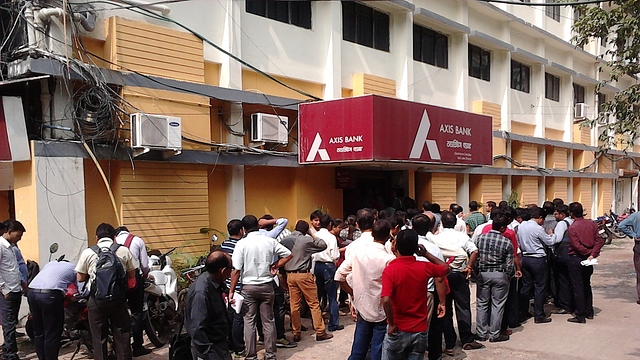 Customers queue up outside a bank during the DeMo drive. (Wikimedia Commons)