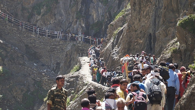 Pilgrims on Amarnath <i>yatra</i>. (Wikimedia Commons)