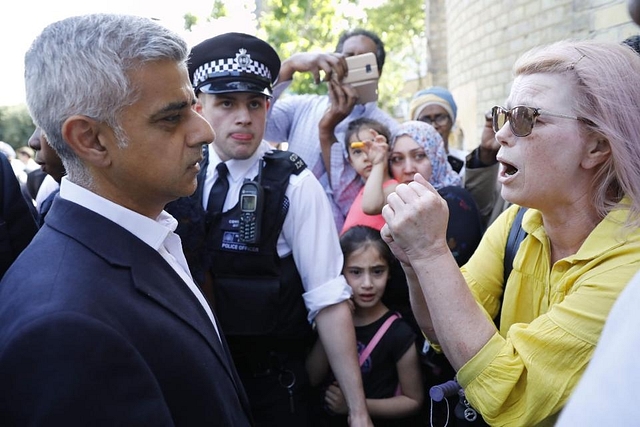 

		London Mayor Sadiq Khan at the scene of the Grenfell Tower fire.

