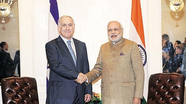 Israeli Prime Minister Benjamin Netanyahu (L) with Prime Minister Narendra Modi