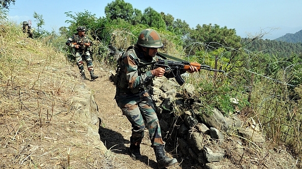 Indian army soldiers take position near the Line of Control. (Nitin Kanotra/Hindustan Times via GettyImages)