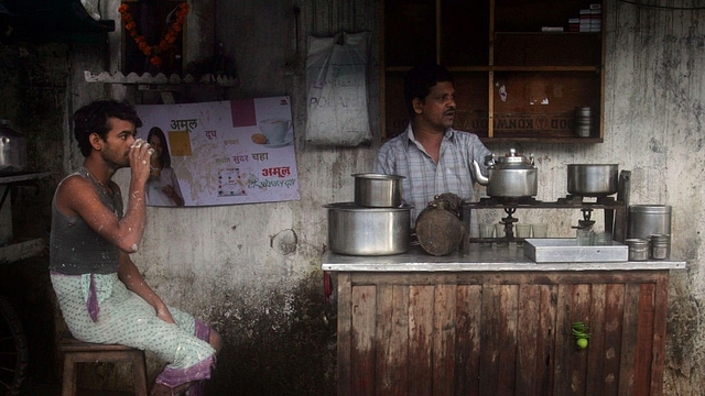 A tea stall. (Rajanish Kakade/Hindustan Times via GettyImages)&nbsp;