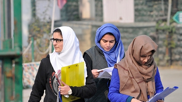  Kashmiri students leave an examination centre in Srinagar. (Waseem Andrabi/Hindustan Times via GettyImages) &nbsp;