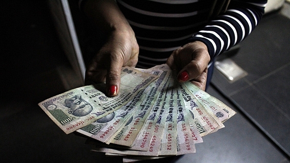 A person showing Rs 100 notes. (Burhaan Kinu/Hindustan Times via GettyImages)