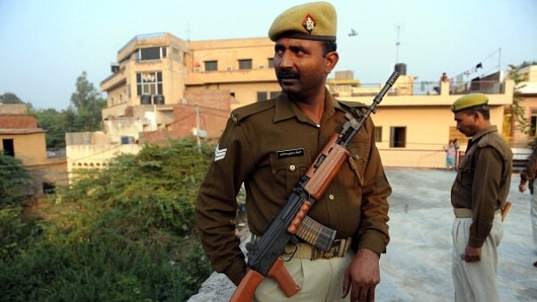 Uttar Pradesh police personnel stand guard (PRAKASH SINGH/AFP/Getty Images)