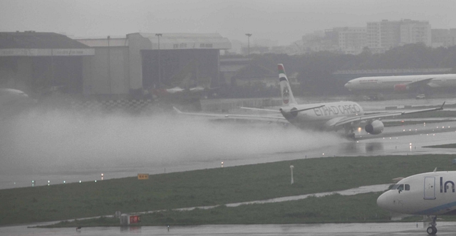 Flights takeoff amidst heavy Rain in 
Mumbai. (Satish Bate/Hindustan 
Times via Getty Images)

