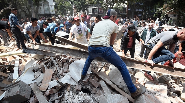 
People remove debris after a quake rattled Mexico City.



      
      
        (Alfredo Estrella/AFP/Getty Images)
      
    

