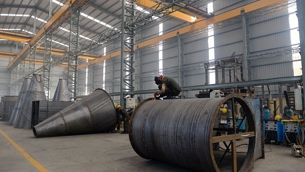 Indian workers at a heavy fabrication manufacturing factory in Vasna Buzarg village, Ahmedabad. (SAM PANTHAKY/AFP/Getty Images)