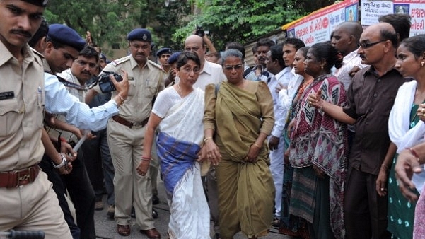 Former minister in the Narendra Modi state government, Maya Kodnani, escorted by police on arrival at a special court in Ahmedabad, 2012. (SAM PANTHAKY/AFP/Getty Images)