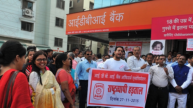 IDBI Bank employees protesting  during their one-day strike against privatisation of banking sector in Indore. (Shankar Mourya/Hindustan Times via GettyImages)