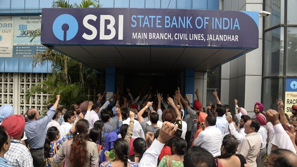 Striking Indian bank employees take part in a protest outside a branch of the State Bank of India (SBI) in Jalandhar on August 22, 2017 (SHAMMI MEHRA/AFP/Getty Images)