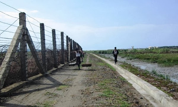 The Bangladesh-Myanmar border fence (Hla Oo)