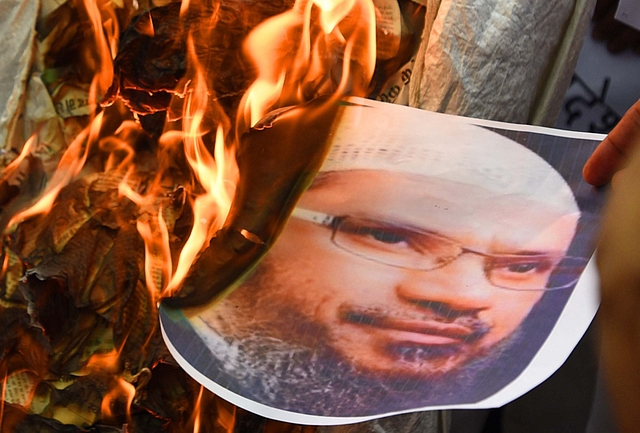 Shiv Sena members protesting against Zakir Naik. (Sonu Mehta/Hindustan Times via Getty Images)