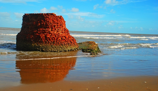 <a href="http://lakshmisubbu.blogspot.in/2010/05/trip-to-chola-kingdom.html">Remnants of the Kodiakarai Lighthouse</a>