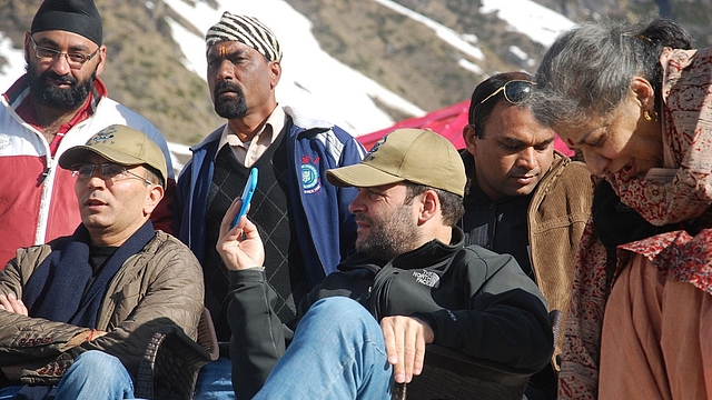 Congress vice-president Rahul Gandhi taking a selfie during his visit at Kedarnath shrine. (Vinay Santosh Kumar/Hindustan Times via Getty Images)&nbsp;