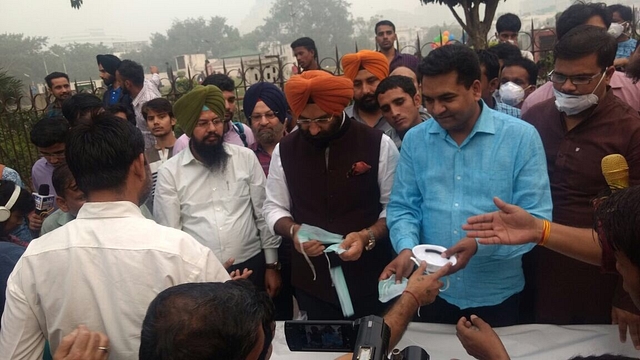 Kapil Mishra and Manjinder Sirsa distributing Masks (Kapil Mishra/Twitter)