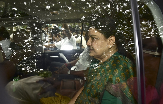 Sasikala leaving the Parapanna Agrahara Jail in Bengaluru in October (Arijit Sen/Hindustan Times via Getty Images)