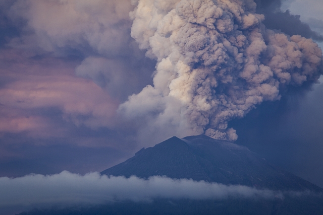 General view of Mount Agung on 28 November 2017. (Andri Tambunan/Getty Images)