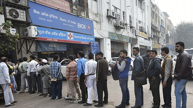 People outside Bank of India (Raj K Raj/Hindustan Times via Getty Images)&nbsp;