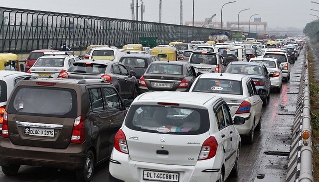 Massive traffic congestion on Nizamuddin Bridge  in New Delhi. (Mohd Zakir/Hindustan Times via Getty Images)