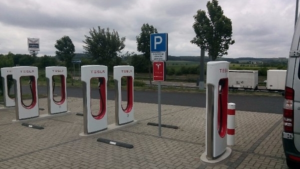 A Tesla charging station in Germany (Geogast/Wikimedia Commons)