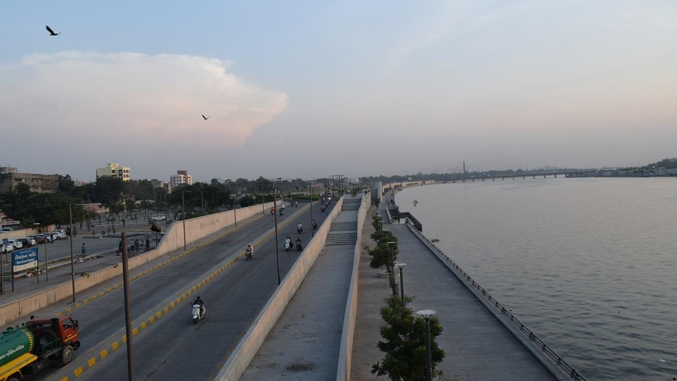 Promenades and roads along the river.