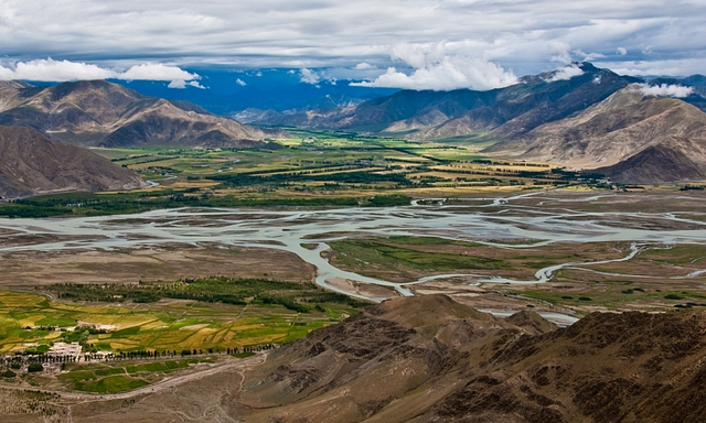 The Brahmaputra in Ganden, Tibet (Antoine Taveneaux / Wikimedia Commons)