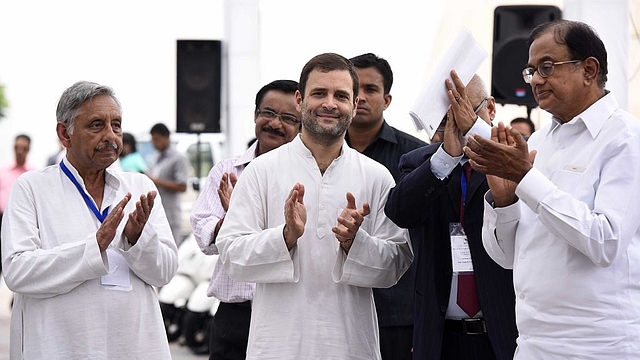 Rahul Gandhi, talking to Mani Shankar Aiyar and  P. Chidambaram (Sonu Mehta/Hindustan Times via Getty Images)