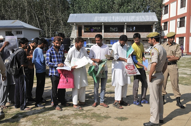 Kashmiri youth in a police recruitment rally. (Waseem Andrabi/Hindustan Times via Getty Images)