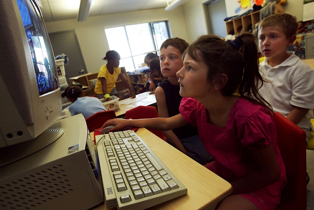 Young children working on a computer (Chris Hondros/Getty Image) 
