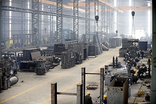 Indian workers at a heavy fabrication manufacturing factory in Vasna Buzarg village, near Ahmedabad in December 2016. (SAM PANTHAKY/AFP/Getty Images)