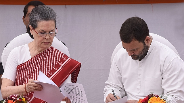 Sonia Gandhi with Congress President Rahul Gandhi at an event in New Delhi. (Sonu Mehta/Hindustan Times via GettyImages)&nbsp;