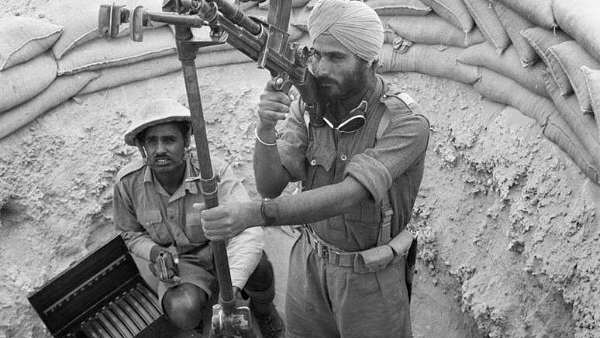 Indian soldiers operating a Bren Gun, a standard Light Machine Gun used by Commonwealth Troops, Egypt 1941. (<a href="https://en.wikipedia.org/wiki/Bren_light_machine_gun#/media/File:Anti-aircraft_BrenGun.jpg">Wikipedia</a>)