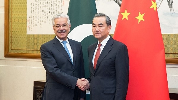 Chinese Foreign Minister Wang Yi (R) with Pakistan Foreign Minister Khawaja Muhammad Asif (L) in Beijing, China. (Lintao Zhang/Getty Images)