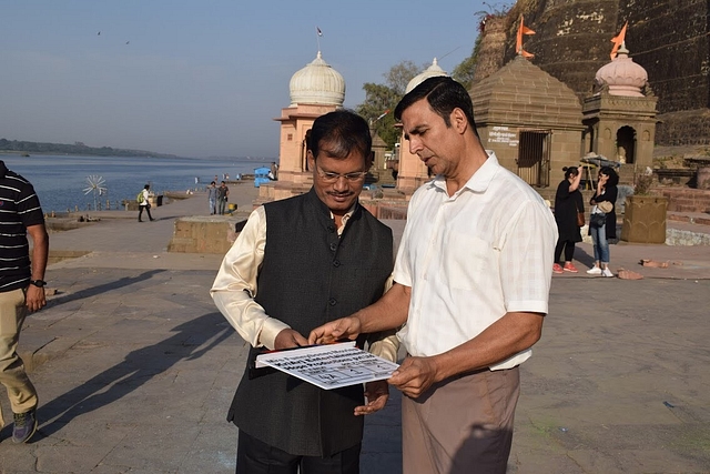 Akshay Kumar hands over the clapperboard to Muruganantham before the cameras rolled.