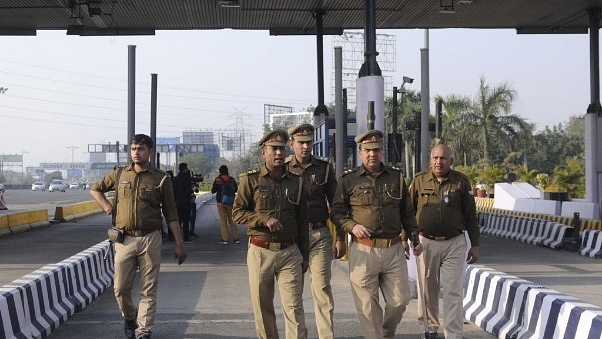 Police on the spot as Karni Sena supporters vandalised toll collection cabins at DND flyover in Noida, India. (Sunil Ghosh/Hindustan Times via Getty Images)