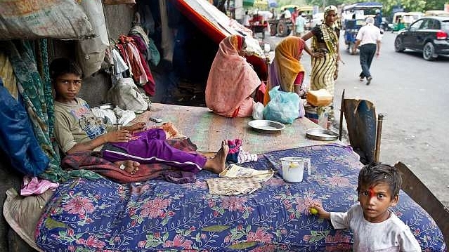 Poor families living on the streets. (PRAKASH SINGH/AFP/Getty Images)