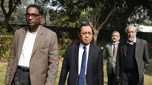 Supreme Court Judges J Chelameswar, Ranjan Gogoi, Kurian Joseph and Madan Lokur addressing the media on 12 January 2018 in New Delhi, India. (Arvind Yadav/Hindustan Times via Getty Images)