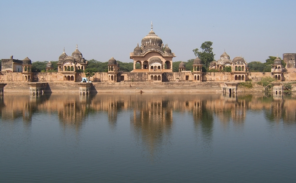 Kusum Sarovar (Lake of Flowers), one of the holy sites on Govardhan Hill (Gaura/Wikipedia)