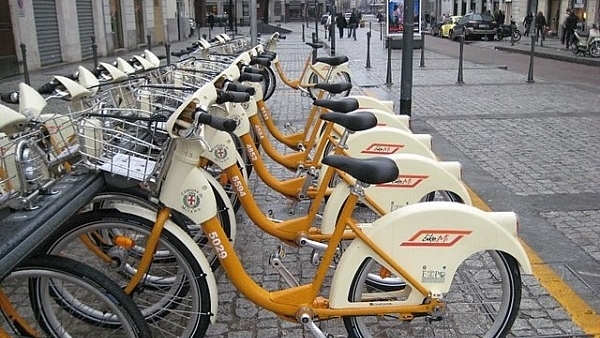 Bike-sharing in Milan (Jcrackow/Flickr)