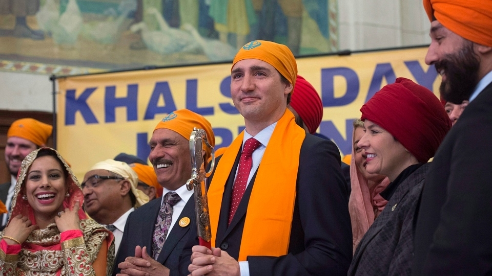  Prime Minister Justin Trudeau with members of the Sikh Caucus. (THE CANADIAN PRESS/ Adrian Wyld)