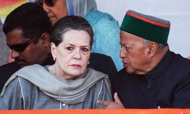 Sonia Gandhi speaks with former Himachal Pradesh Chief Minister Virbhadra Singh during an elelction rally. (Shyam Sharma/Hindustan Times via Getty Images)