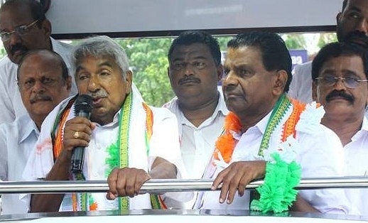 Former home minister of Kerala Thiruvanchoor Radhakrishnan (R) with Former chief minister Oommen Chandy (L) (<a href="https://twitter.com/Thiruvanchoor">@<b>Thiruvanchoor</b></a>/Twitter)