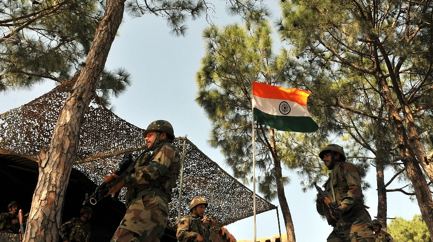 Indian army soldiers take position near the Line of Control  in Nowshera sector. (Nitin Kanotra/Hindustan Times via Getty Images)