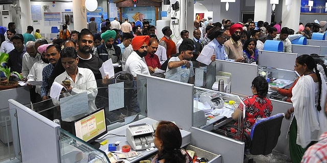 Heavy rush of customers at an SBI branch in Chandigarh. (Keshav Singh/Hindustan Times via GettyImages)