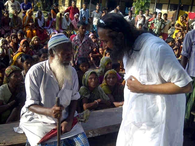 Sri Sri Ravi Shankar visiting the Basugaon camp for Muslim refugees during the Bodo-Muslim riots in 2012.