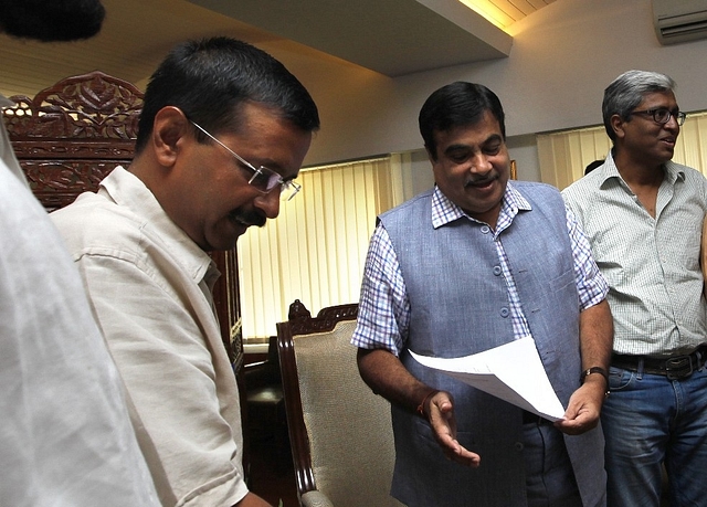 Arvind Kejriwal (L) with Nitin Gadkari. (Arvind Yadav/Hindustan Times via Getty Images)