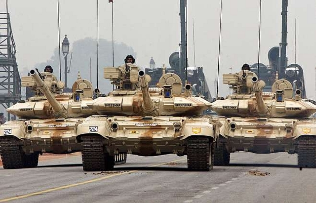 Indian Army T-90 ‘Bheesma’ tanks. (RAVEENDRAN/AFP/GettyImages)